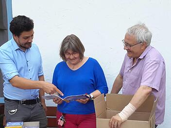 Niels Hönerlage (von links), Barbara Weichert und Gerd Kirchner sehen sich die druckfrischen Exemplare des neuen Gemeindebriefs an. Mit dem Ergebnis ihres Kooperationsprojekts sind die drei Geistlichen sehr zufrieden.          Foto: Rolf Pralle