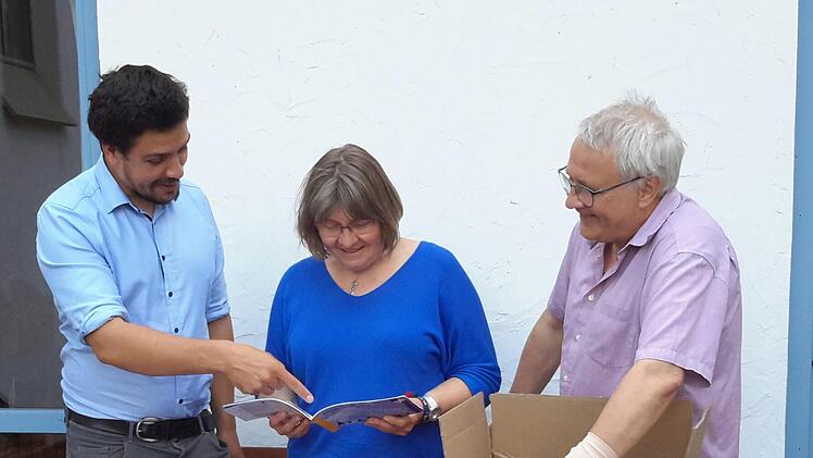 Niels Hönerlage (von links), Barbara Weichert und Gerd Kirchner sehen sich die druckfrischen Exemplare des neuen Gemeindebriefs an. Mit dem Ergebnis ihres Kooperationsprojekts sind die drei Geistlichen sehr zufrieden.          Foto: Rolf Pralle