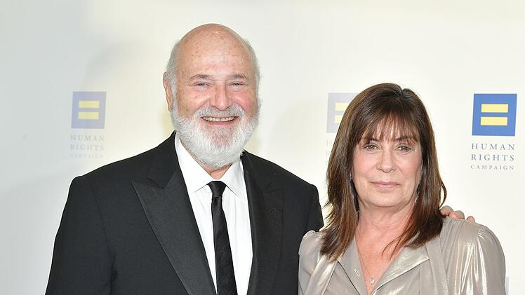 Rob Reiner und seine Ehefrau Michele Singer wurden am Sonntag tot in ihrer Villa aufgefunden. Gegen ihren Sohn Nick wurde nun Anklage wegen Mordes erhoben.