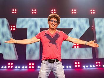 Mit offenen Armen geht Atze Schr&ouml;der auf seine Fans zu.