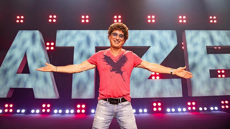 Mit offenen Armen geht Atze Schr&ouml;der auf seine Fans zu.