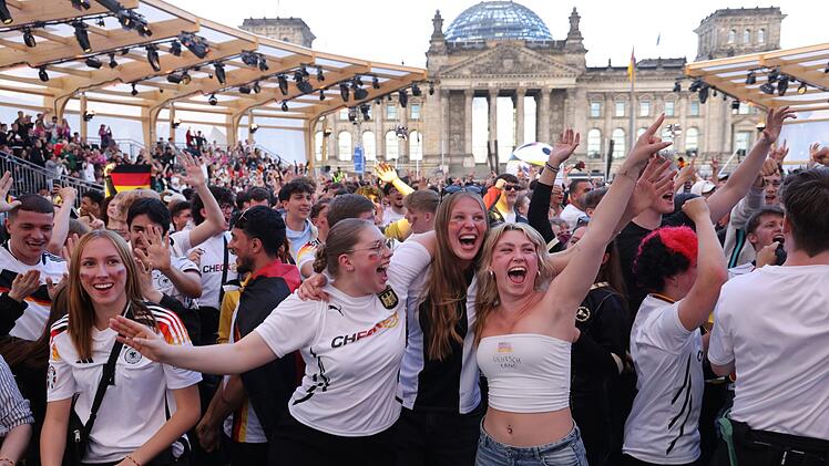 Berlin, 19.Juni 2024: feiernde Fans w&auml;hrend des EM-Spiels der DFB-Elf gegen Ungarn.