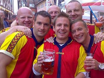 Ravioli Ansbach   heißt  der Verein, der seit  Mitte der neunziger Jahre  das Bierfest besucht.  Unser Bild zeigt  (von links) Marc Behringer, Christian Balzer,  Andreas Güthner, Andreas Kammerer, Dominic Behringer und Manfred  Groß  im  rot-gelben Ravioli-Trikot vor dem Stadel. Foto: privat