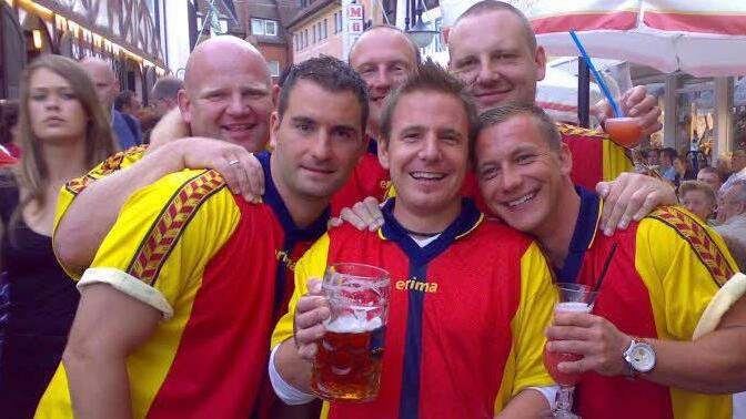 Ravioli Ansbach   heißt  der Verein, der seit  Mitte der neunziger Jahre  das Bierfest besucht.  Unser Bild zeigt  (von links) Marc Behringer, Christian Balzer,  Andreas Güthner, Andreas Kammerer, Dominic Behringer und Manfred  Groß  im  rot-gelben Ravioli-Trikot vor dem Stadel. Foto: privat