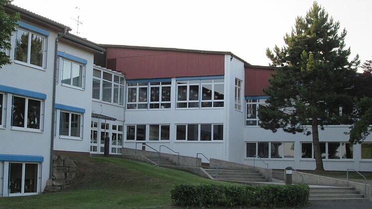 Erst 2013 hat der Markt Schondra rund 120.000 Euro ins Schulgebäude gesteckt. Foto: Diana Leitsch