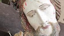 So hatten Vandalen im Frühjahr die Jesus-Figur hergerichtet.  Foto: Bauriedel/Archiv