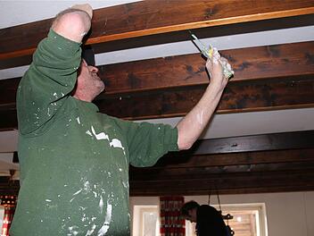 Jürgen und Dominik (hinten) greifen zu Pinsel und Farbe, denn die Innenrenovierung muss schnell erledigt sein. Foto: Gerd Schaar