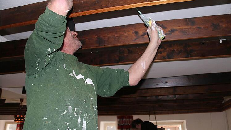 Jürgen und Dominik (hinten) greifen zu Pinsel und Farbe, denn die Innenrenovierung muss schnell erledigt sein. Foto: Gerd Schaar