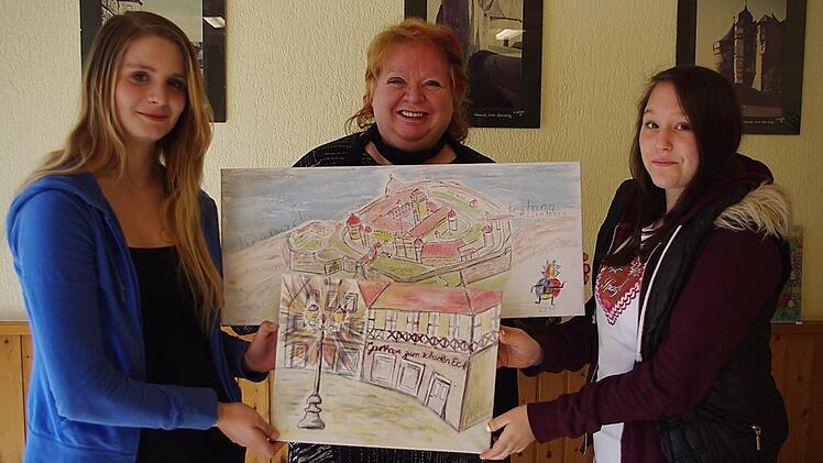 Die Vertreter der Realschule II Kronach hatten Bilder für das Schullandheim im Gepäck. Foto: Heike Schülein