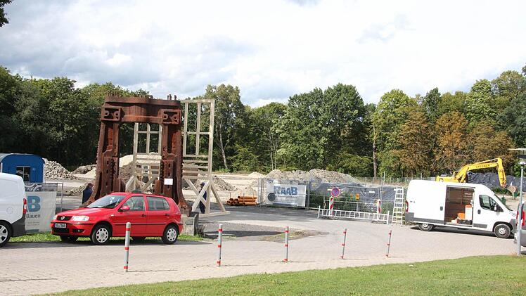 Der Parkplatz an der Friedrich-Streib-Straße wird nach oben erweitert: Hier entsteht eine Parkpalette.