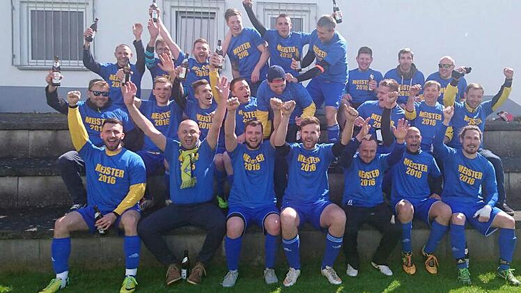 Der erste Meister aus dem Fußballkreis Rhön heißt PSV Bad Kissingen. Unser Bild zeigt (hinten, von links) Adam Köpplin, Simon Schleicher, Alex Bauer, Fabio Stockerl, Julian Hedrich, Eugen Schlei, Christian Lakke, Daniel Schlei, Sven van de Weyer; (mittlere Reihe, von links) Florian Richter, Daniel Frescher, Dominik Bach, Jacek Porombka, Christian Fribus, Marcel Hahlen, Trainer Marco Kutzer und Arsentiji Schleicher sowie (vorne, von links) Marcel Gabold, Betreuer Harald Schneider, Maxi Pfülb, ...