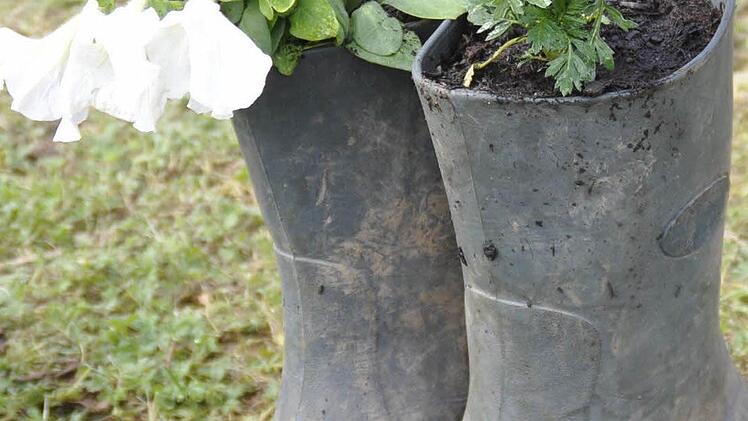 Auch das durften die Kinder - Blumen in Stiefel pflanzen. Foto: Peter Klopf