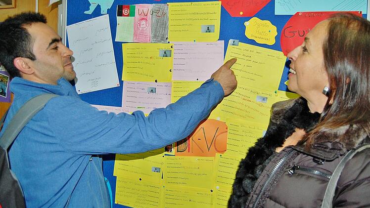 Ajab Khan Kakar aus Afghanistan zeigt der Vorsitzenden des Bad Kissinger Integrationsbeirates Ana Maria Benevides Werner das Programm seiner Berufsschulklasse. Foto: Sigismund von Dobschütz