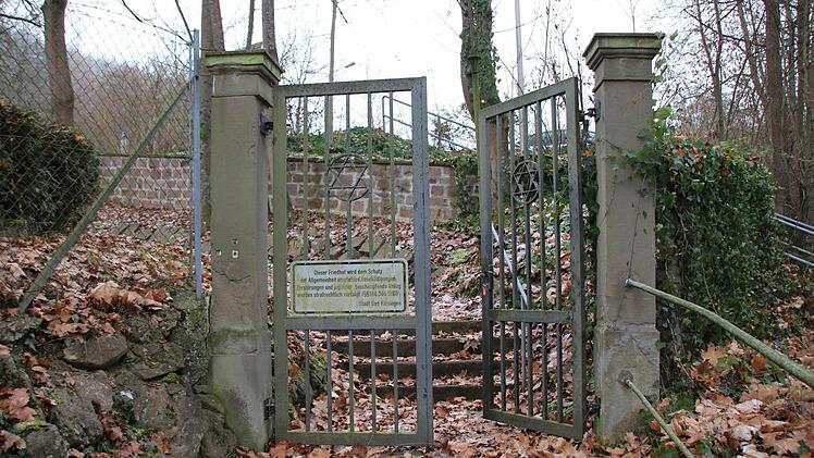 Der Schlüssel zum Friedhofstor muss gegen Pfand im Stadtarchiv abgeholt werden. Foto: Ralf Ruppert