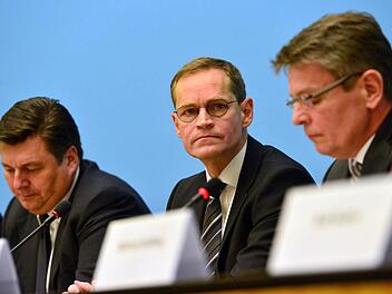 Berlins Regierender Bürgermeister Michael Müller (M, SPD) gibt am 20.12.2016 in Berlin eine Pressekonferenz gemeinsam mit dem Innensenator Andreas Geisel (l, SPD) und dem Polizeipräsident Klaus Kandt (r) anlässlich des mutmaßlichen Anschlags auf den Weihnachtsmarkt am Breitscheidplatz. Ein Unbekannter war am Montag (19.12.) mit einem Lastwagen auf den Weihnachtsmarkt an der Gedächtniskirche in Berlin gefahren. Mindestens zwölf Menschen starben, rund 50 weitere wurden teils lebensgefährlich ve...