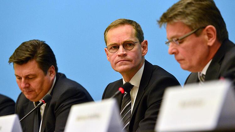 Berlins Regierender Bürgermeister Michael Müller (M, SPD) gibt am 20.12.2016 in Berlin eine Pressekonferenz gemeinsam mit dem Innensenator Andreas Geisel (l, SPD) und dem Polizeipräsident Klaus Kandt (r) anlässlich des mutmaßlichen Anschlags auf den Weihnachtsmarkt am Breitscheidplatz. Ein Unbekannter war am Montag (19.12.) mit einem Lastwagen auf den Weihnachtsmarkt an der Gedächtniskirche in Berlin gefahren. Mindestens zwölf Menschen starben, rund 50 weitere wurden teils lebensgefährlich ve...
