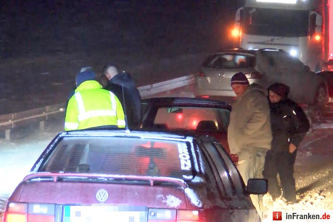 Winterchaos in Hochfranken - Laster und Autos stecken fest - Sturmböen sorgen für Schneeverwehungen - Schnee liegt auf den Straßen mehr als knöchelhoch