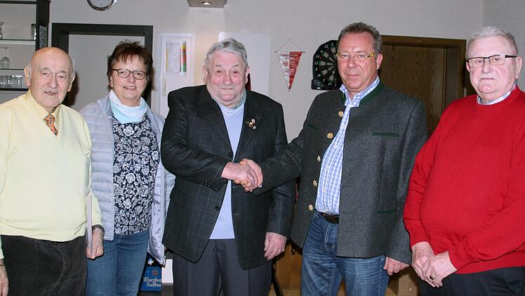 Langjährige Mitglieder wurden geehrt (von links): Walter Berninger (45 Jahre), Monika Keß (45 Jahre), Ferdinand Meder (75 Jahre), Wolfgang Lutz (Vorsitzender) und Franz Bock (55 Jahre).  Foto: Isabel Vorbeck