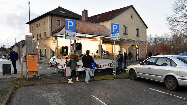 Die Stadt Haßfurt hat auf Anregung des Seniorenbeirats der Stadt Haßfurt einen zweiten Behindertenparkplatz am Bahnhof ausgewiesen.  Ulrike Langer