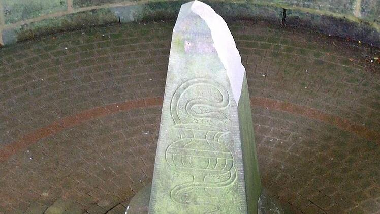 Der Stein am Sauerbrunnen ist vorerst wieder aufgestellt, er wird noch restauriert. Da von Vandalismus ausgegangen wird, erwartet die Gemeinde die Ermittlungsergebnisse.  Foto: Stephanie Elm