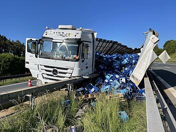 Bierlaster hat Reifenplatzer: Ladung &uuml;ber A70 verteilt