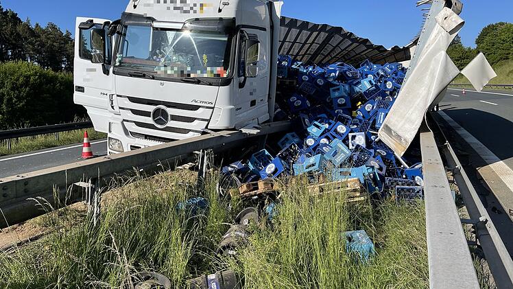 Bierlaster hat Reifenplatzer: Ladung über A70 verteilt
