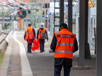 Jugendlicher gibt sich als Bahnmitarbeiter aus