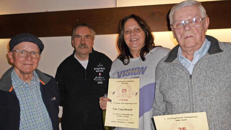 Unser Foto zeigt die f&uuml;r langj&auml;hrige Treue geehrten Mitglieder (von links) Rolf Windecker, Kurt Schultheis, Tanja Biernoth und Josef M&uuml;ller.