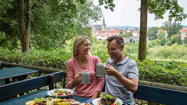 Brotzeit und Kellerbier im Biergarten/Bierkeller St. Georgenbr&auml;u in Buttenheim