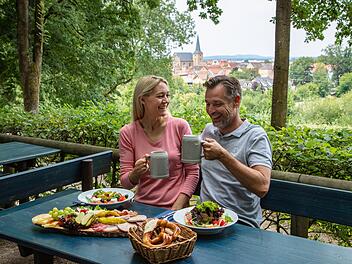 Brotzeit und Kellerbier im Biergarten/Bierkeller St. Georgenbr&auml;u in Buttenheim