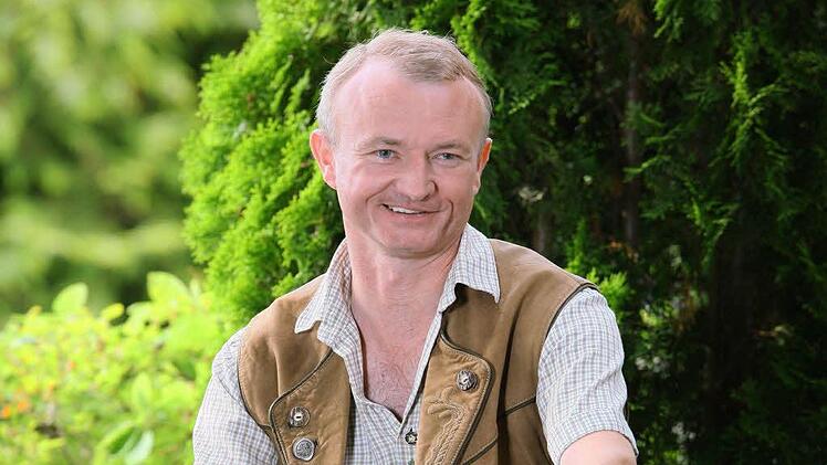 Der heitere Hühnerwirt Jürgen (42) aus Oberfranken lebt mit seinem Onkel auf einem Hof mit 11 Hektar Ackerland knapp 1000 Hühnern und Küken, 70 Enten, 30 Hasen und 5 Meerschweinchen. Foto: PR