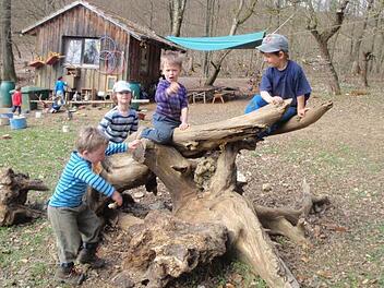 Die Kinder spielen mit dem, was sie in der Natur finden. Foto: privat