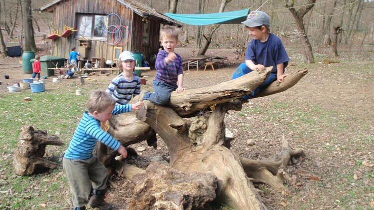Die Kinder spielen mit dem, was sie in der Natur finden. Foto: privat