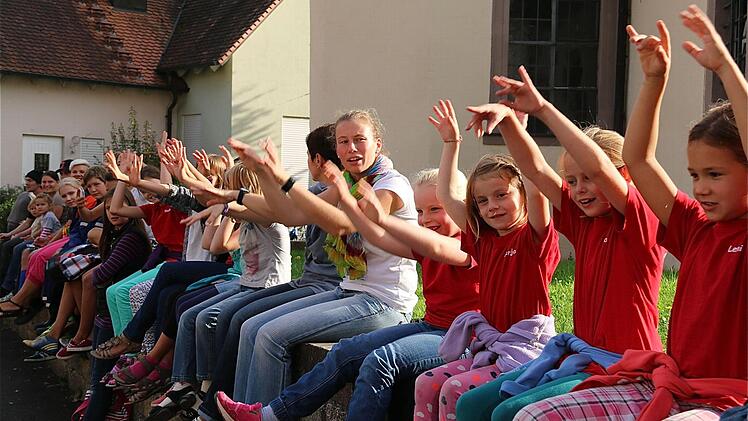 Mit La-Ola-Wellen wartete die Dorfjugend auf das Eintreffen der Feuerwehren.