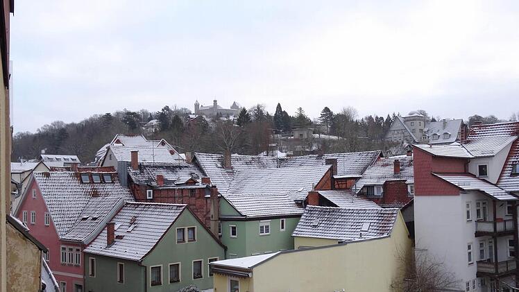Verschneite Dachlandschaft in der Altstadt: Winterimpressionen aus Coburg.Foto: Jochen Berger