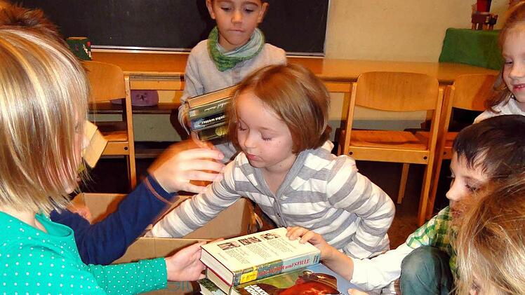 "Bücherstapeln" beim Tag der offenen Tür. Foto: Ulrike Lorösch