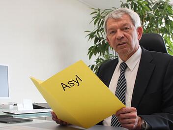 Die Arbeitsmappe "Asyl" ist für Landrat Johann Kalb zur täglichen Pflichtlektüre geworden. Foto: Sebastian Martin