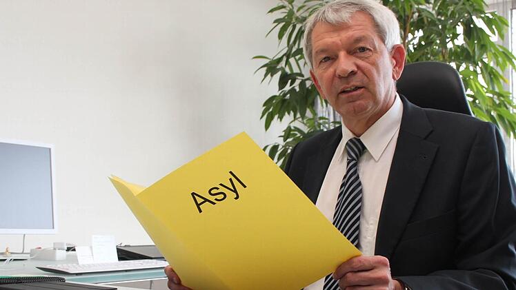 Die Arbeitsmappe "Asyl" ist für Landrat Johann Kalb zur täglichen Pflichtlektüre geworden. Foto: Sebastian Martin