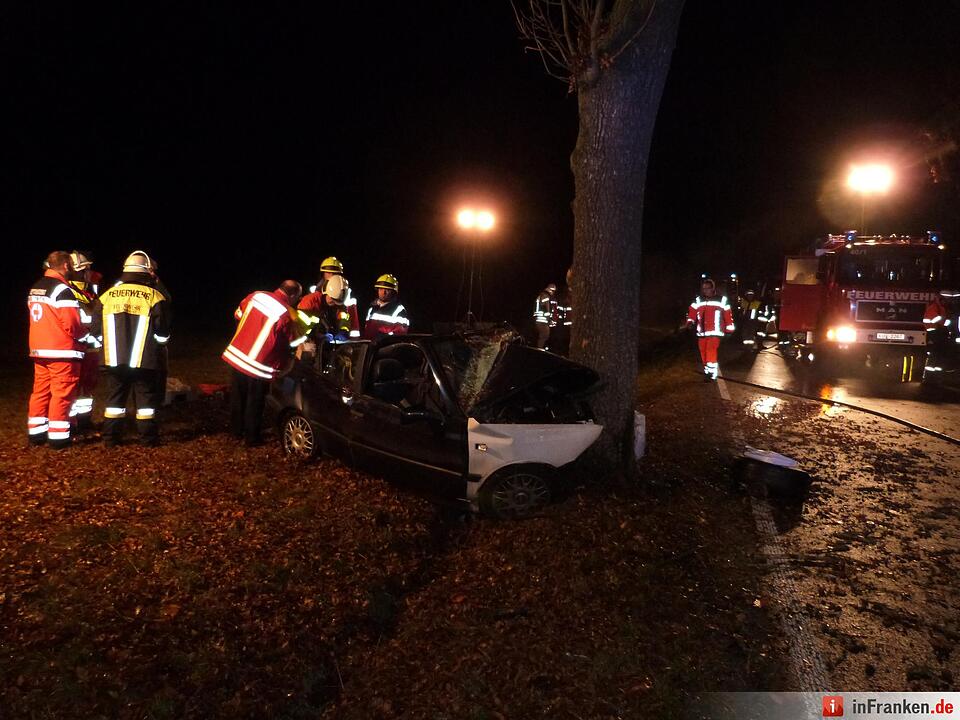 Tödlicher Unfall – Junger Fahrer kollidiert mit Baum