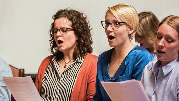 Der Coburger Chor "Unerhört" probt für sein Jubiläumskonzert, das am 24. April im Kongresshaus stattfindet.Foto: Jochen Berger