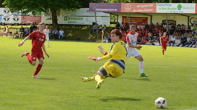 Auf dem Platz war das Spiel von Roter Stern Belgrad (weißes Trikot) gegen den VfB Stuttgart ein wunderbares Beispiel für attraktiven Jugendfußball. Das 2:2-Remis sollte aber der Anfang eines Eklats sein. Foto: Jürgen Schmitt