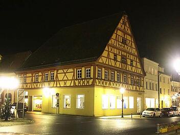 Dieses Fachwerkgebäude mitten in Haßfurt soll das Kunsthaus werden. Der Stadtrat informierte sich über das ehrgeizige Vorhaben.  Foto: Klaus Schmitt