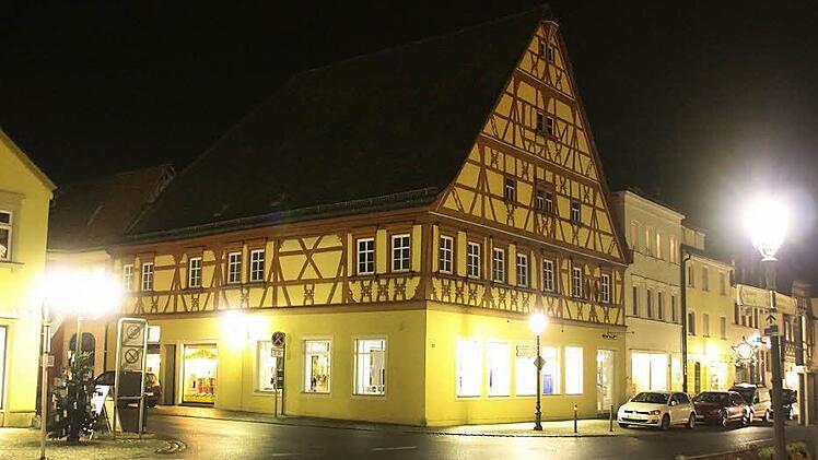 Dieses Fachwerkgebäude mitten in Haßfurt soll das Kunsthaus werden. Der Stadtrat informierte sich über das ehrgeizige Vorhaben.  Foto: Klaus Schmitt