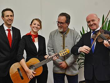 Stellten den neuen Flyer für den Wettbewerb "Talentissimo" vor (von links): Heiko Laidig und Mona Trapp von der Sparkasse Rhön-Grabfeld, Ulrich Wehner und Landrat Thomas Habermann. Foto: HannsFriedrich