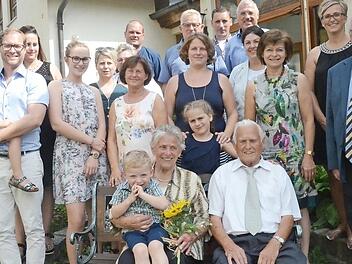 Gratulationscour zur eisernen Hochzeit von Betty und Edmund Scherbel (vorne sitzend) im Familienkreis. Mit im Bild weiterer Landratsstellvertreter Bernd Steger (r.) und 2. Bürgermeisterin Angela Hofmann (erste Reihe, Vierte von rechts) Foto: K.- H. Hofmann