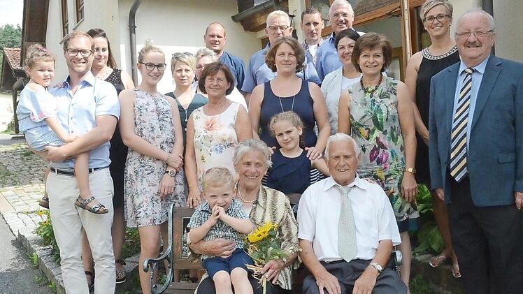 Gratulationscour zur eisernen Hochzeit von Betty und Edmund Scherbel (vorne sitzend) im Familienkreis. Mit im Bild weiterer Landratsstellvertreter Bernd Steger (r.) und 2. Bürgermeisterin Angela Hofmann (erste Reihe, Vierte von rechts) Foto: K.- H. Hofmann