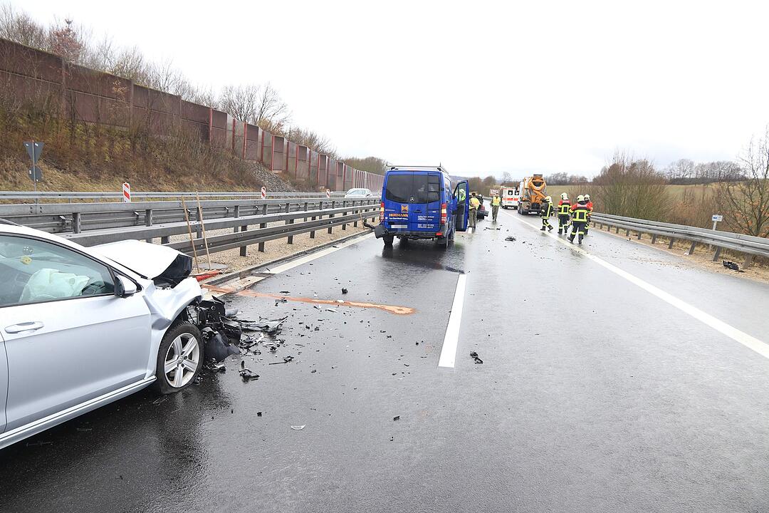Bilder: Auto gegen Lkw geschleudert - Unfallserie auf der A70