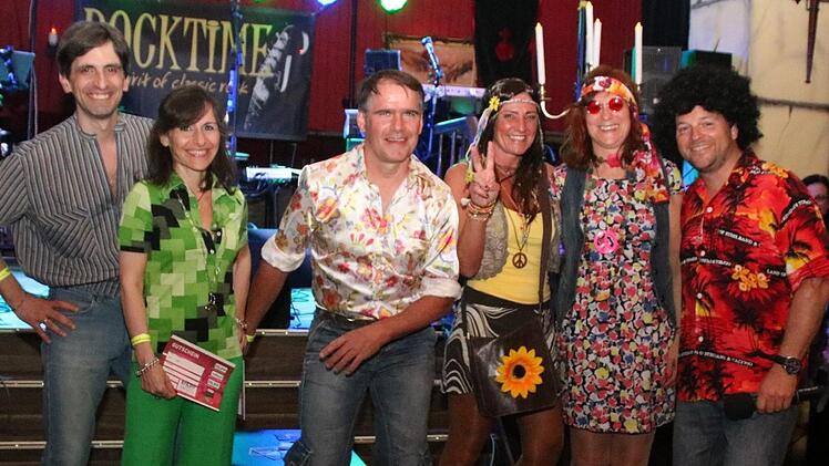 Preise gab es für die schönsten Outfits für (von links) Luigi und Bianca, Holger, Anja und Birgit. Die Dritte der Mädelsrunde, Andrea, fehlt auf dem Bild. Rechts Veranstalter Jörg Hofmann.Foto: Katrin Geyer