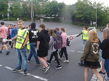 Sch&uuml;ler haben Vorfahrt: Ben-Louis und Michelle und die anderen Sch&uuml;lerlotsen der Mittelschule Eltmann sorgen jeden Morgen daf&uuml;r, dass ihre Mitsch&uuml;ler gut ankommen. MS Eltmann