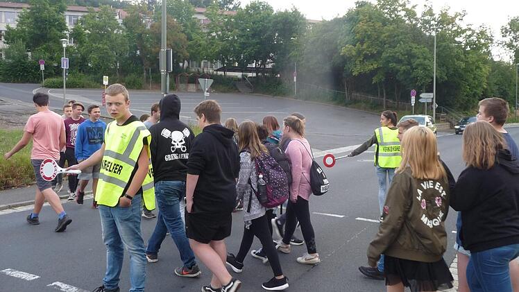 Sch&uuml;ler haben Vorfahrt: Ben-Louis und Michelle und die anderen Sch&uuml;lerlotsen der Mittelschule Eltmann sorgen jeden Morgen daf&uuml;r, dass ihre Mitsch&uuml;ler gut ankommen. MS Eltmann